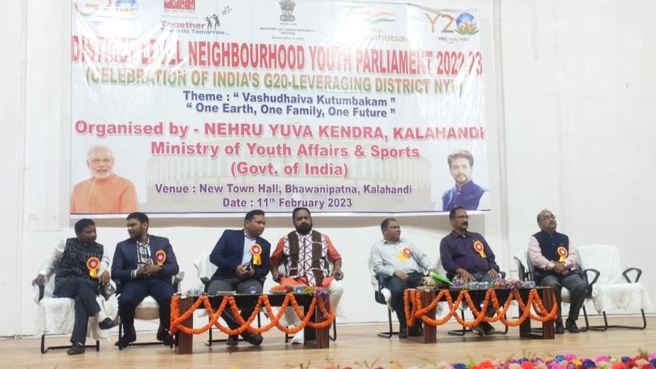 DmKalahandi's tweet photo. Dist Level Neighbourhood Youth Parliament 2022-23 was held today at Town Hall, Bhawanipatna. The event was organised by Nehru Yuva Kendra Kalahandi with theme "Vasudhaiva Kutumbakam" "One Earth, One Family, One Future" https://t.co/d7e8imAkTs