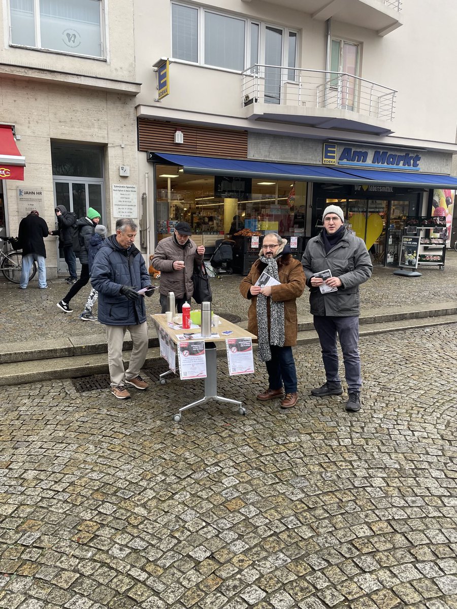 DrHuseyin_Demir's tweet photo. Berlinde Aktion für Flüchlingshilfe olarak kurduğumuz standda Time to  Helpin Deprem yardım kampanyası broşürlerini dağıtarak bilgi veriyor ve bağışa teşvik ediyoruz https://t.co/b2prkWTE3c