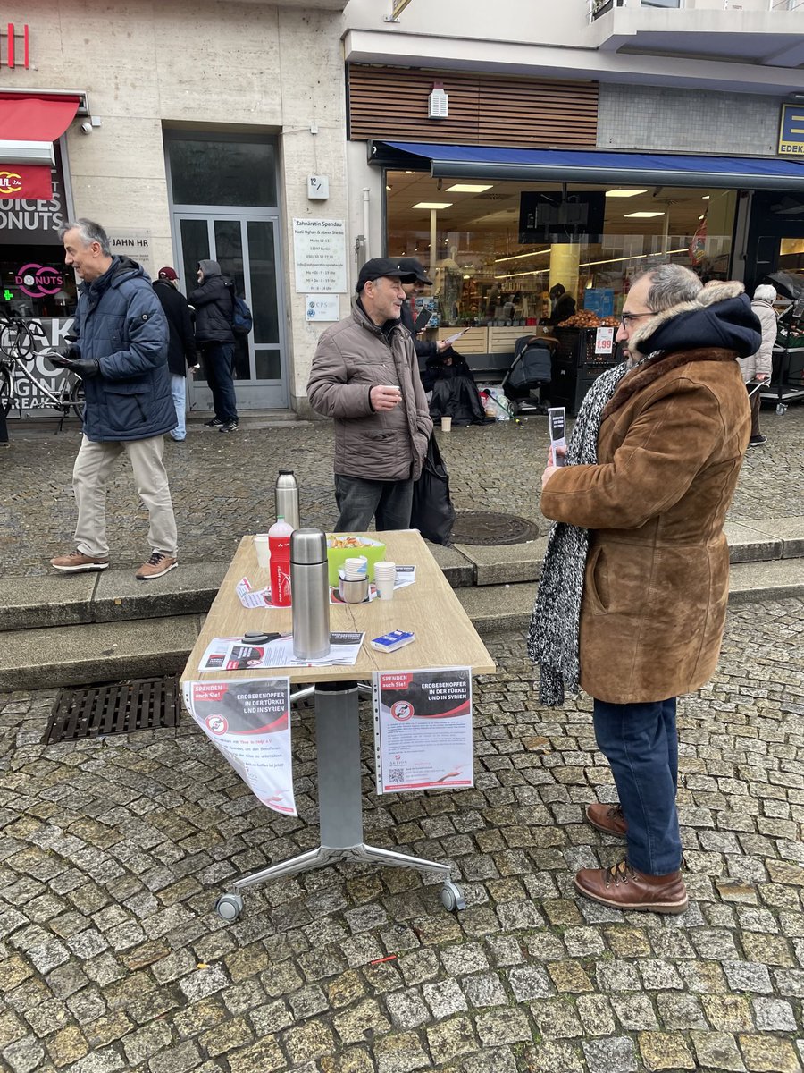 DrHuseyin_Demir's tweet photo. Berlinde Aktion für Flüchlingshilfe olarak kurduğumuz standda Time to  Helpin Deprem yardım kampanyası broşürlerini dağıtarak bilgi veriyor ve bağışa teşvik ediyoruz https://t.co/b2prkWTE3c