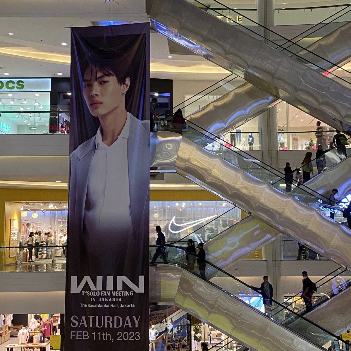 intujjh's tweet photo. i was buying nct album here and i saw himhdbxjsjs hiii win i’m sorry i’m broke but my thoughts and kisses is in that hall. https://t.co/Lav8Vjjc0H