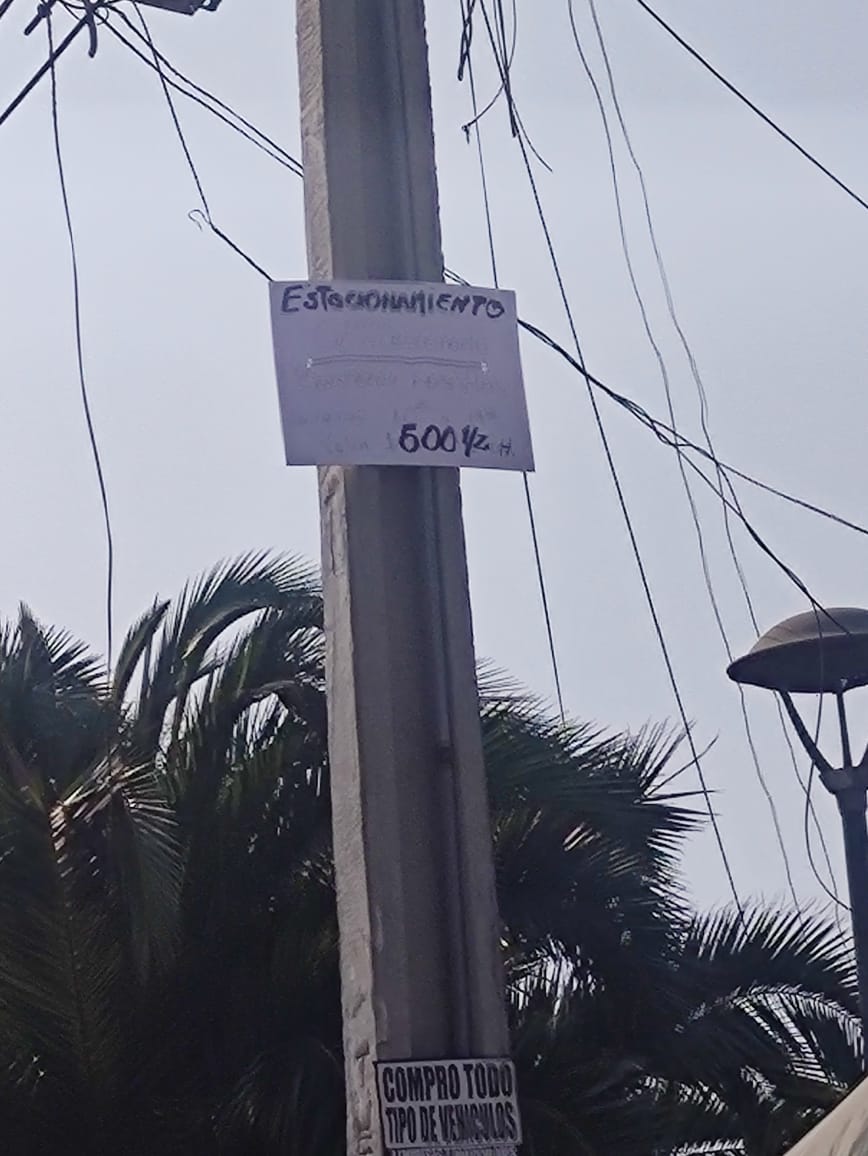 calarconar's tweet photo. @muni_losvilos ¿Cómo es posible un cobro de estacionamiento tan informal en Av. Caupolicán,? No entregan boleta, supuestamente lo recaudado es para bomberos... No hay señalética oficial... El que cobra con suerte un chaleco reflectante...Que es esto... Espero respuestas... https://t.co/x9JMiAhcOL
