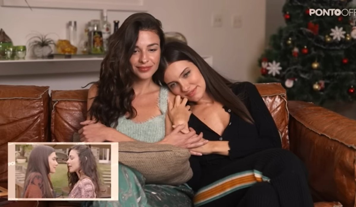 itsquartertosix's tweet photo. Que fofura este momento das Pris no react 6!
Quem não se comoveu com o "eu posso não lembrar o tanto que eu te amei, mas eu sei que a Luiza do passado tinha muito orgulho de ser casada com você". 
Nós também adoramos esta frase! ❤️🌻❤️‍🔥🫶

#stupidwife #valu #prireis #pontooff https://t.co/72TWyFVnvf