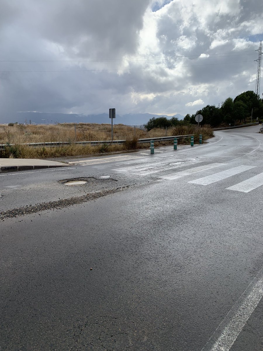 emartinezartero's tweet photo. @AytoMurcia este socavón en la carretera de Guadalupe al Campus Universitario de Espinardo (UMU) es peligroso para motocicletas y bicicletas. Va a ocasionar un accidente si no se arregla, lleva ya varios meses haciéndose más y más grande. https://t.co/6tRadTs2hA
