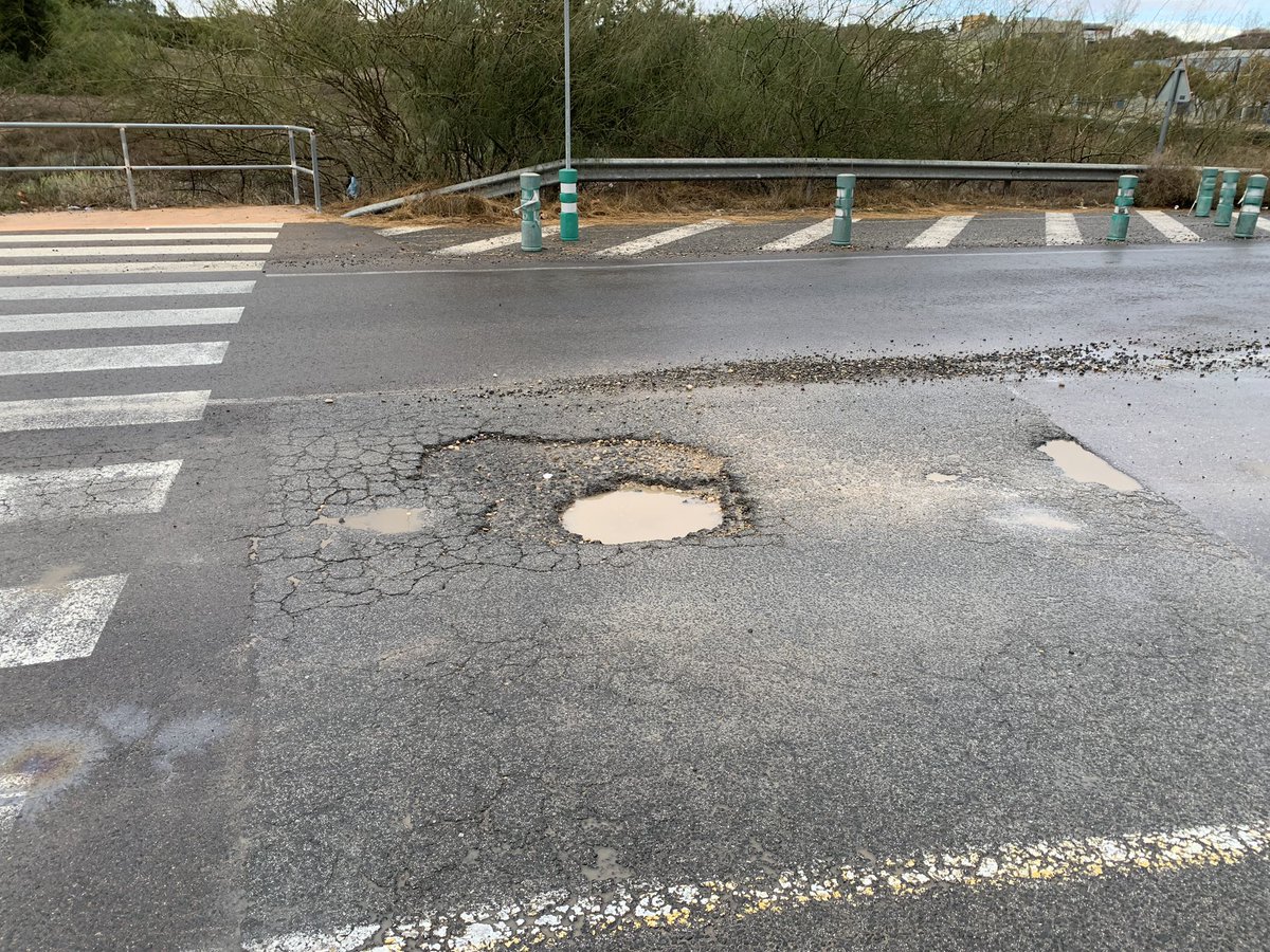 emartinezartero's tweet photo. @AytoMurcia este socavón en la carretera de Guadalupe al Campus Universitario de Espinardo (UMU) es peligroso para motocicletas y bicicletas. Va a ocasionar un accidente si no se arregla, lleva ya varios meses haciéndose más y más grande. https://t.co/6tRadTs2hA