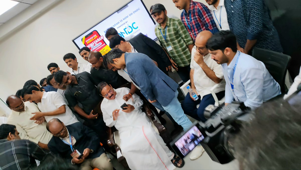 Shri. Venkaiah Naidu, Former Vice President of India, placed a #FoodOrder on #BhimavaramOnline, which uses @e_samudaay's tech powering @ONDC_Official on his visit to inaugurate the #TechnologyCenter at #SRKREngineeringCollege in #Bhimavaram.