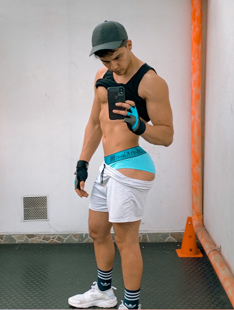 ChrisBarreraD's tweet photo. Checking after gym https://t.co/K7vRdnStW7
