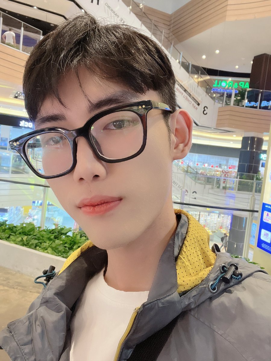 senlinlemk4's tweet photo. Giao diện nhìn hướng ngoại dị thôi 
Chứ hệ điều hành hướng nội lắm :))) 
Nên là em rất chung thuỷ 1 đêm 10 anh thôi 🤭🤭🤭 dị nhoa 🤣 https://t.co/Pwh29nEt2n