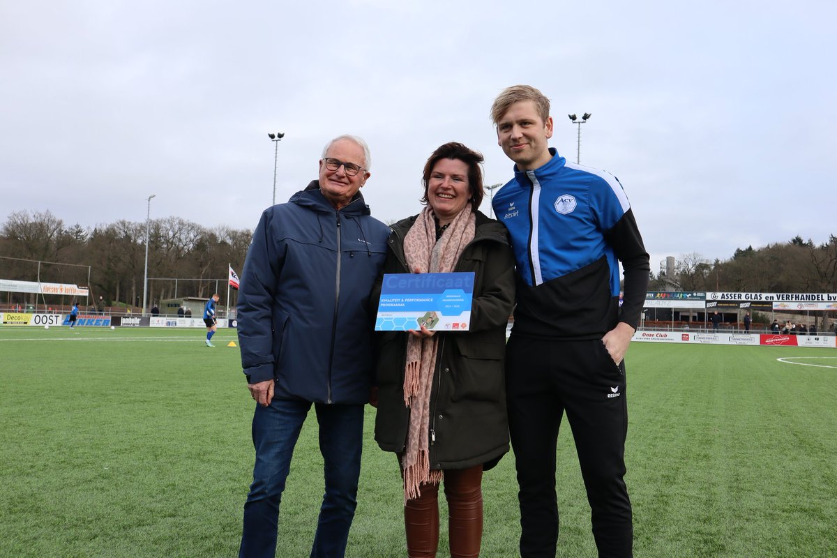 acvassen's tweet image. 🏅 Zojuist heeft onze voormalige hoofdtrainer Foppe de Haan namens de KNVB de ACV Jeugdopleiding het certificaat Regionale Jeugdopleiding overhandigd.

ACV is trots op de certificering en bedankt iedereen binnen onze jeugdopleiding voor de grote inzet! 💙🖤

#mooisteclub