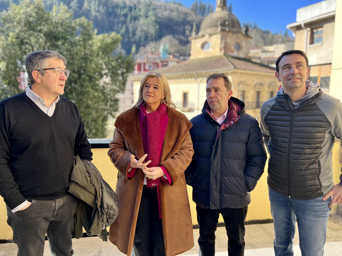 PSEBizkaia's tweet photo. Presentación del Alcalde de #Ermua, Juan Carlos Abascal, como candidato a la reelección, con @patxilopez y @txesalaespada.
#hacemosbizkaia @socialistavasco @PSEErmua @gpscongreso https://t.co/ImQFpmRUYs