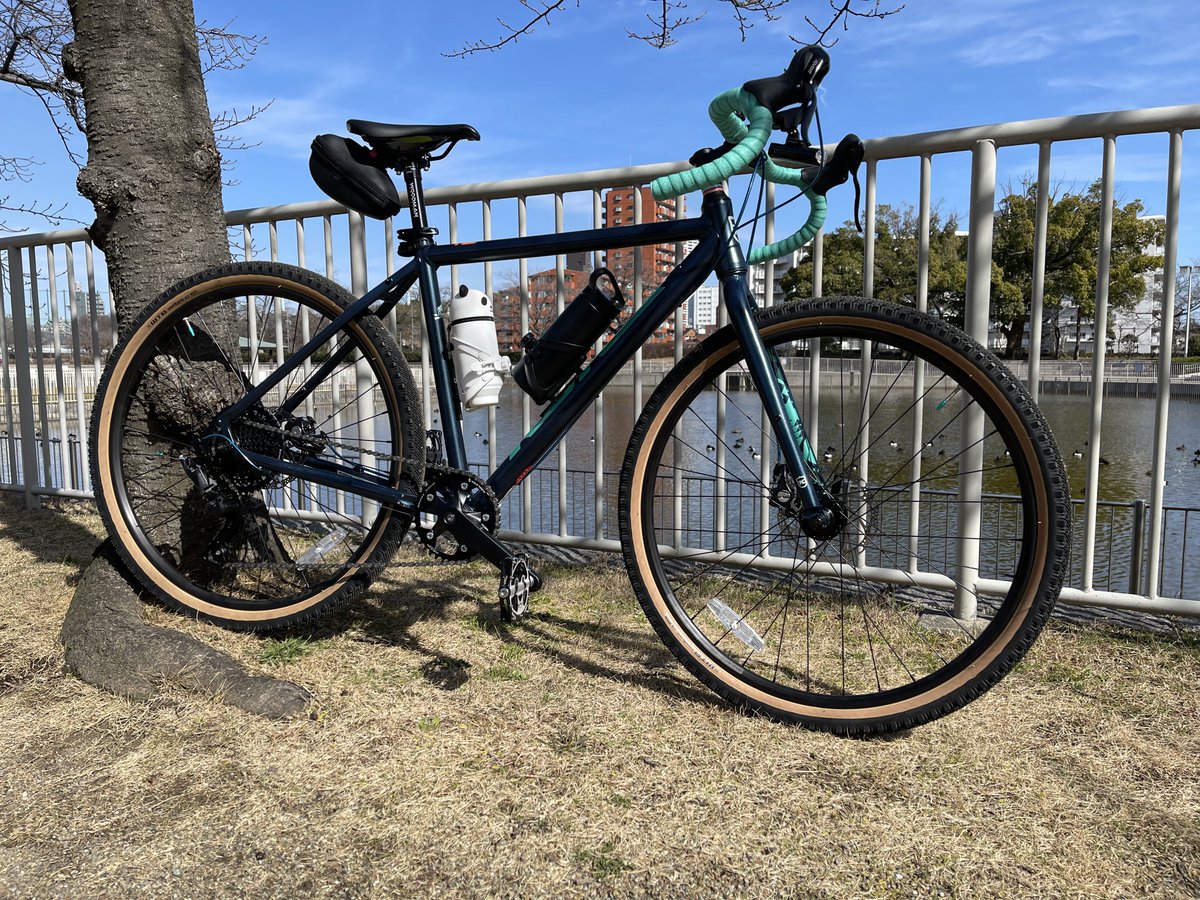 icchang963's tweet photo. (@circles_jp)でカスタマイズしました
＃KONA　＃ROVEAL650
コンポを1ｘ9　MICRO SHIFT Advent 
チェーンリングはウルフトゥース
ハンドルはWHISKY PART CO.の24F
レバー形状と、SIMWORKS BY NISSEN ブレーキアウターのおかげでブレーキの引きが軽く、よく効くようになったのはうれしい誤算だった。 https://t.co/NUyTwhPpOb