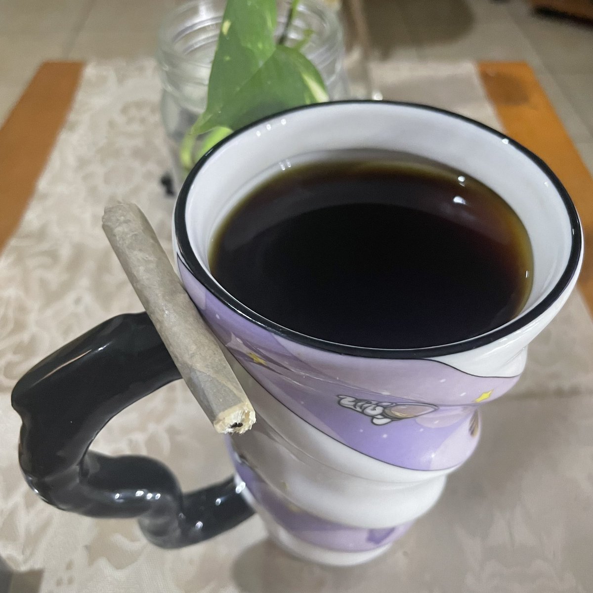 Nadie:

Yo al ver mi porrito: Hoy desperté con ganas de besarte, tengo una sed de acariciarte 🎵