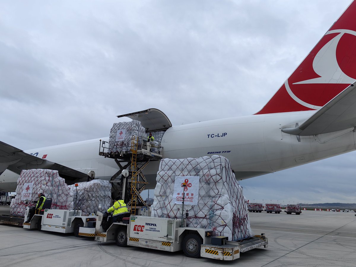 chinaconsulist's tweet photo. Çin'den Türkiye'ye bağışlanan 40 bin adet battaniye bugün İstanbul'a geldi ve hemen deprem bölgelerine transfer edilecek. Yarın bin adet çadır daha gelmesi bekleniyor. https://t.co/AMGGbH3Tuk