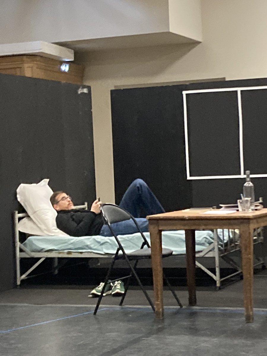 VNgre's tweet photo. On est toujours très contents quand il y a un lit et/ou un canapé dans le décor pour les pauses… 😍#LInondation @Opera_Comique https://t.co/hHXuKOaw3I