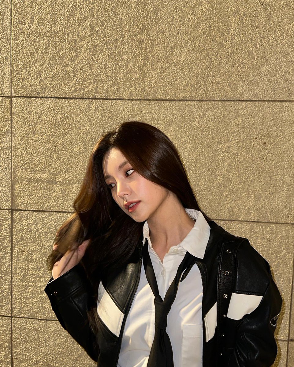 YJF1LES's tweet photo. #YEJI instagram update

at night💫 https://t.co/6jwMjhCsx6
