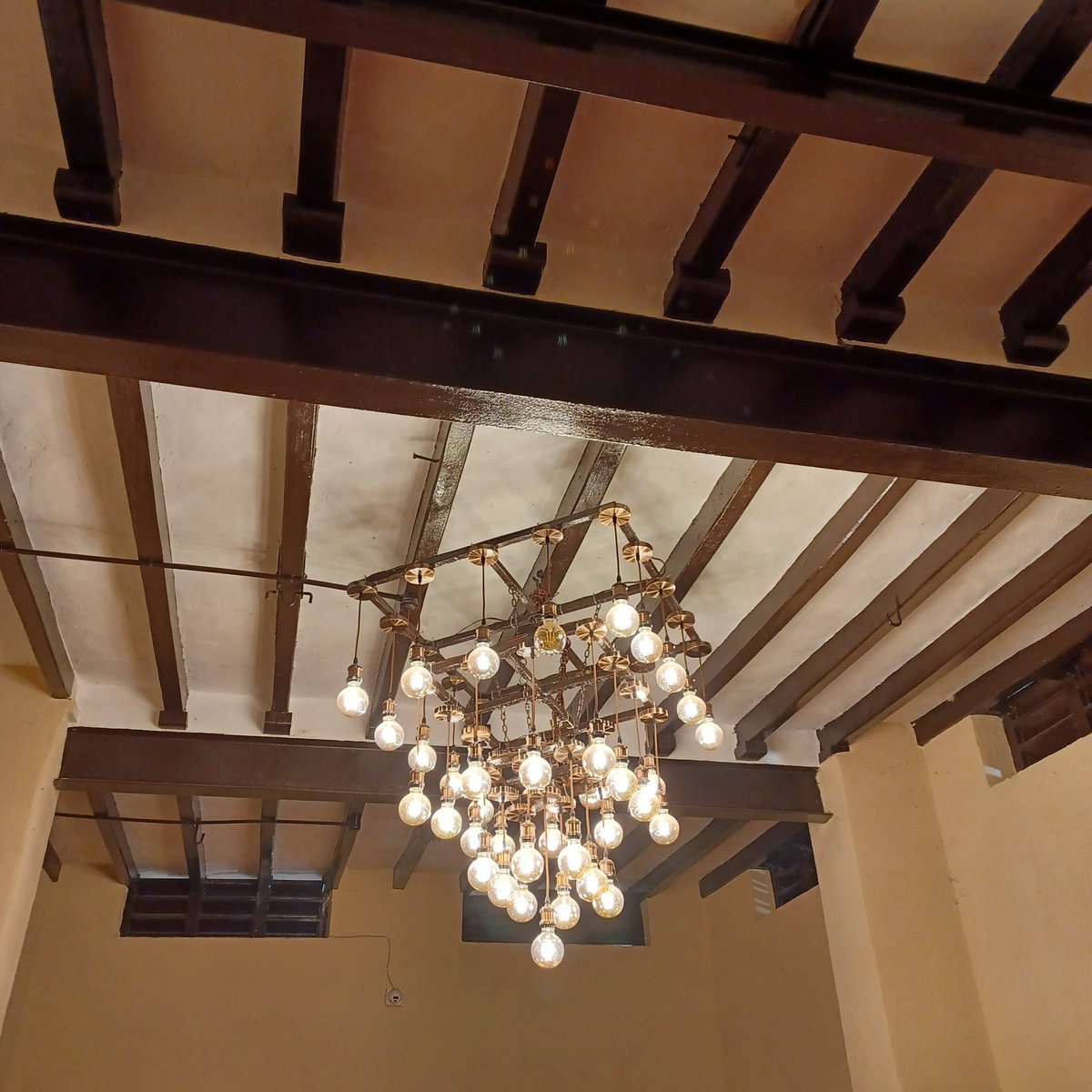 AparnaKarthi's tweet photo. This *wonderful* heritage building- from 1890-91 -has been beautifully restored! This used to be a police station - Medai Kottaichuvar Kaaval Nilayam - and now a popular spot in Tirunelveli! Wish such places come up in more cities! 
@Vish_speaks Sir, loved this place 😍 https://t.co/9GwkWI8u3g