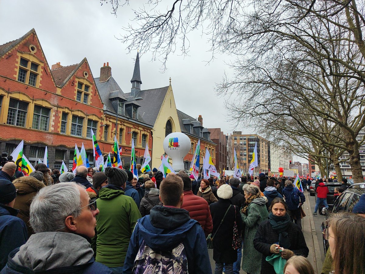 SebFAUVART's tweet photo. Du monde et beaucoup de familles,alors est ce que @olivierdussopt va réussir à prouver qu'il sert à quelque chose contrairement à ce que dit LFI ? #greve11fevrier #lille https://t.co/XgBPB8NF02