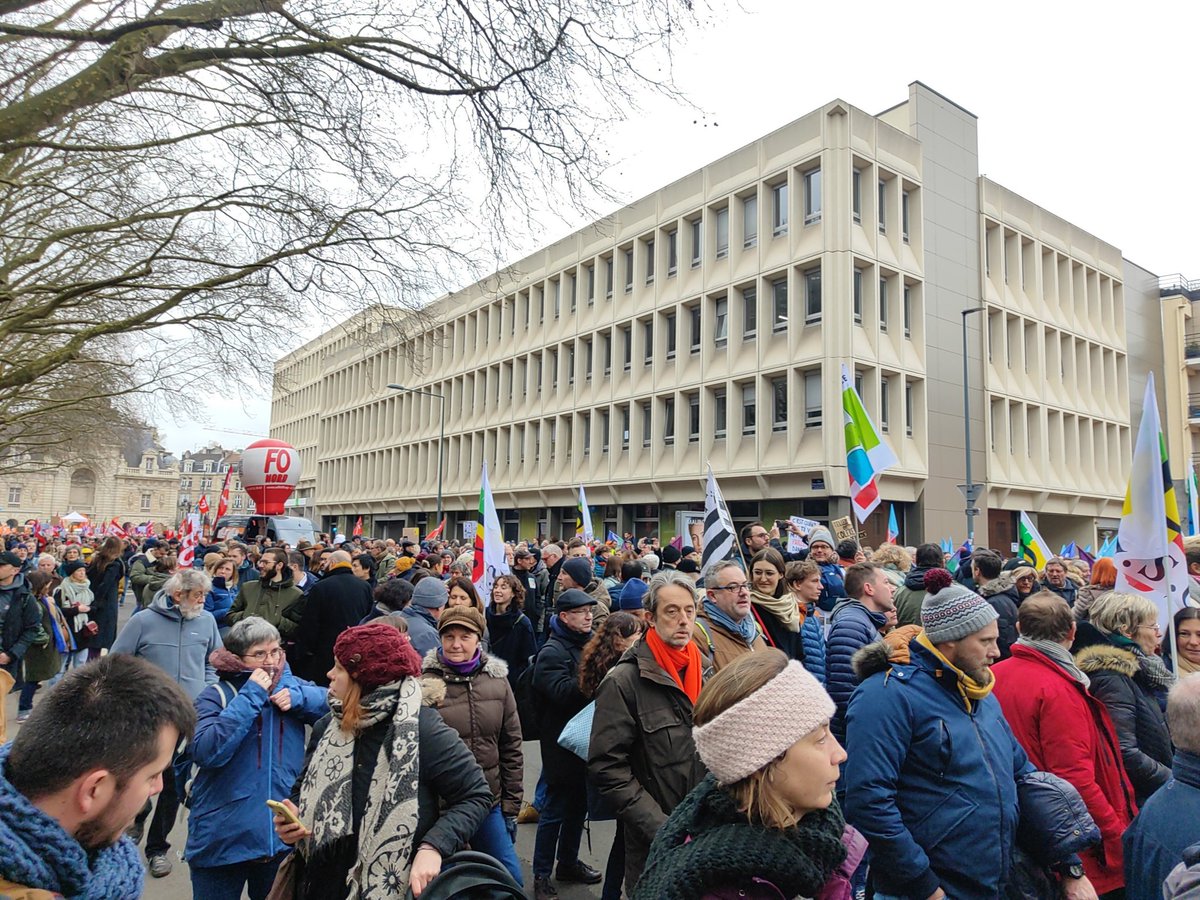 SebFAUVART's tweet photo. Du monde et beaucoup de familles,alors est ce que @olivierdussopt va réussir à prouver qu'il sert à quelque chose contrairement à ce que dit LFI ? #greve11fevrier #lille https://t.co/XgBPB8NF02