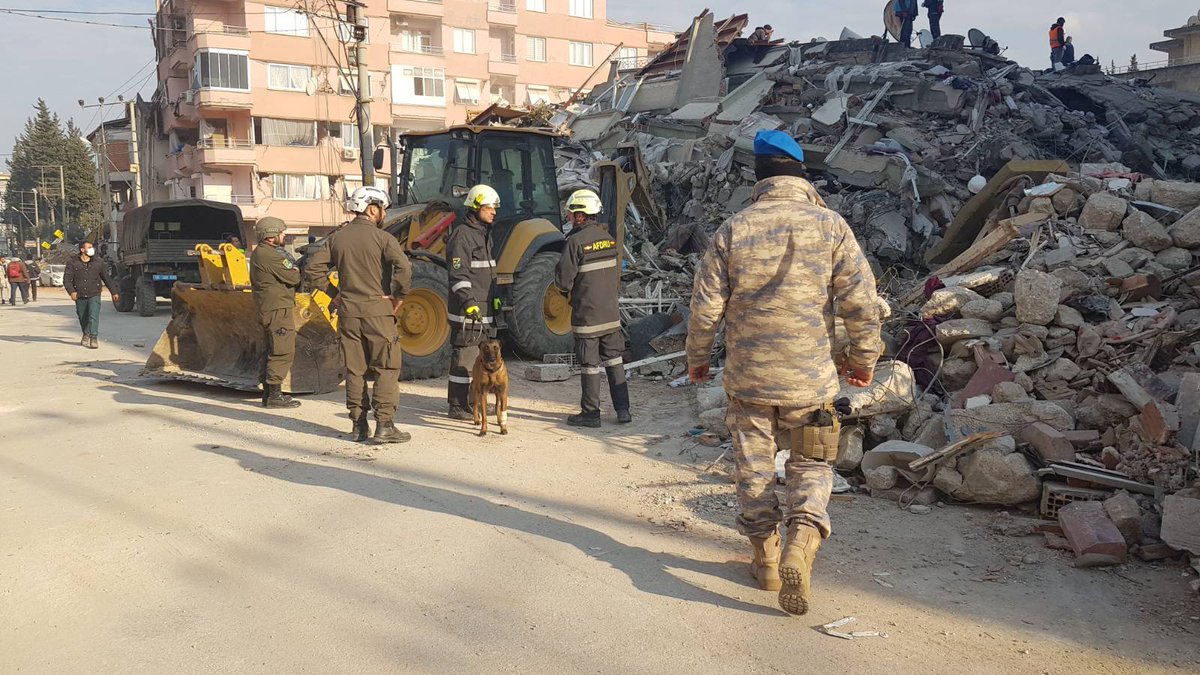 Bundesheerbauer's tweet photo. Die türkische Armee hat den Schutz unseres AFDRU-Kontingents übernommen. Die #Bundesheer-Soldaten haben die Suche im Erdbebengebiet daher wieder aufgenommen. https://t.co/j1HToEvsNg