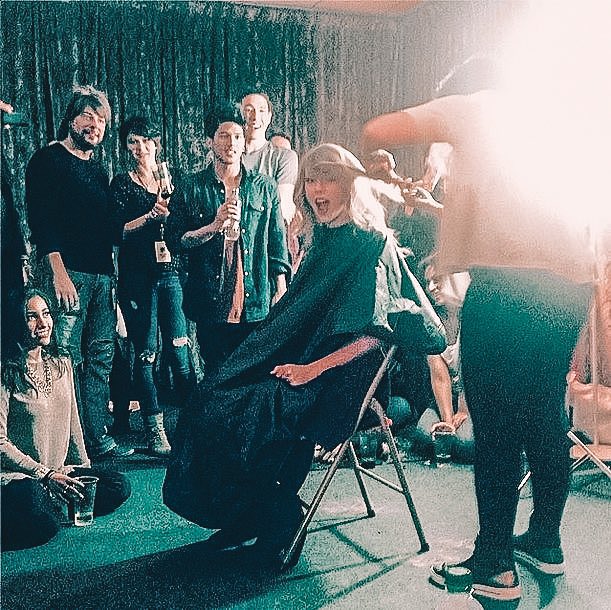 TheSwiftSociety's tweet photo. Throw🔙| 9 years ago, @TaylorSwift13 cut her hair during the RED tour. https://t.co/ls6UnHYjvW