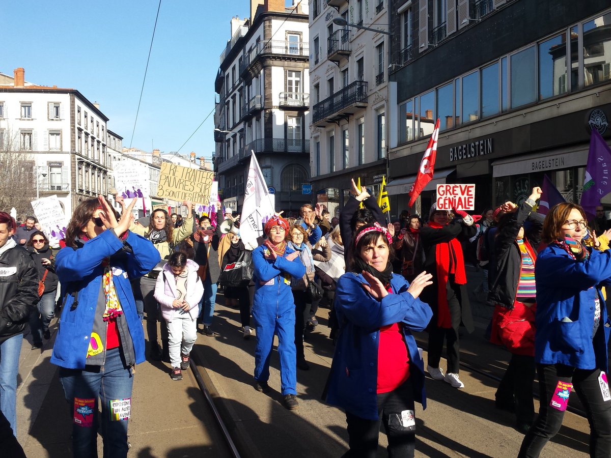 attac63's tweet photo. ✊Encore plus de monde que mardi dernier, on était beaucoup (40-50k) pour dire non à cette contre-réforme des #retraites!✊🏿

#64ans: c'est non!
#60ansMax

@LesRosies du 63 étaient toujours là, déterminées et encore plus nombreuses !

#manif11fevrier https://t.co/hprk2G2A9y