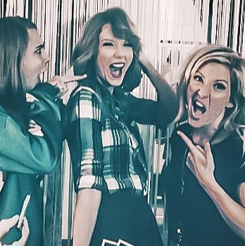 TheSwiftSociety's tweet photo. Throw🔙| 9 years ago, @TaylorSwift13 cut her hair during the RED tour. https://t.co/ls6UnHYjvW
