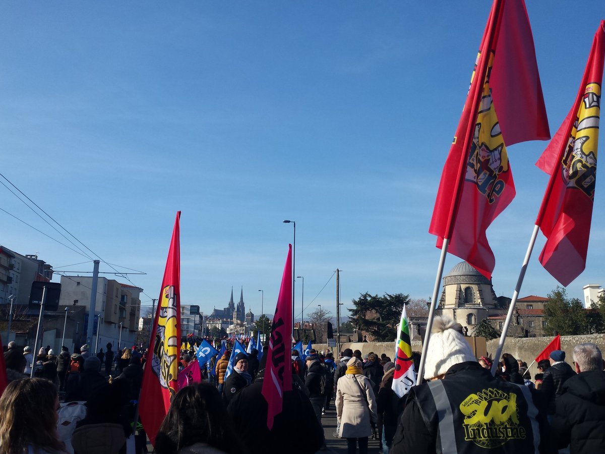 attac63's tweet photo. ✊Encore plus de monde que mardi dernier, on était beaucoup (40-50k) pour dire non à cette contre-réforme des #retraites!✊🏿

#64ans: c'est non!
#60ansMax

@LesRosies du 63 étaient toujours là, déterminées et encore plus nombreuses !

#manif11fevrier https://t.co/hprk2G2A9y