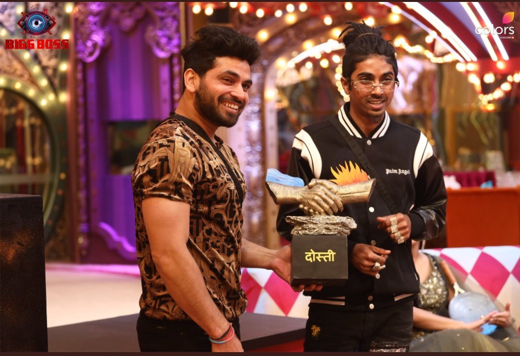 BiggbossKaTadka's tweet photo. Which is your favorite Bond?

Like for #PriyankaChaharChoudhary &amp; #ArchanaGautam 
RT for #ShivThakare &amp; #MCStan 

#BiggBoss16 #BB16 

Like.                         RT. https://t.co/MdrlPpWaD1