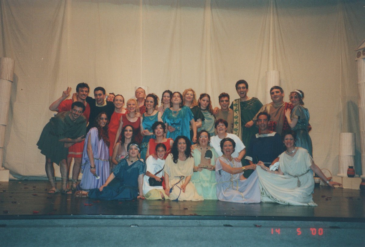 acfabula's tweet photo. Twitter, haz tu magia: ¿Quiénes se reconocen en esta foto de mayo de 2000? :) #grupoescenicoelcomodin #colladovillalba https://t.co/5ndTMRGV4Y