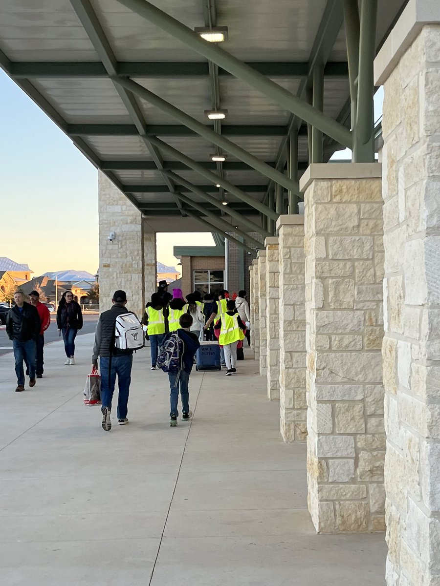 MissDLS_NISD's tweet photo. The ElectroRayz from @NISDVale have ARRIVED at @NISDStraus! Let’s get ready to LEGO! #BettyBot #RaysUp @NISDMSScience @FIRSTinTexas @RootEdSA @LEGO_Education https://t.co/c19mHNeRif