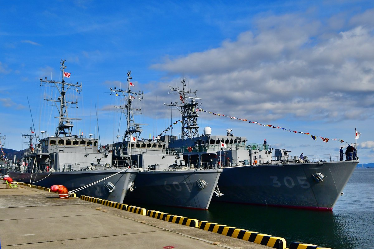 donguri_ka's tweet photo. 今日は午後から蒲郡へ🚙💨
海自艦艇(掃海艦隊)の一般公開に行ってきました
これだけの掃海艦、掃海艇が揃ったのは初めて見ました😳
3,4枚目は輸送艦しもきた から撮影
#掃海艦 #掃海艇 #MSO305 #ひらど #MSC601 #ひらしま #MSC602 #やくしま #MSC604 #えのしま #MSC690 #みやじま https://t.co/54R2Lg3h6w