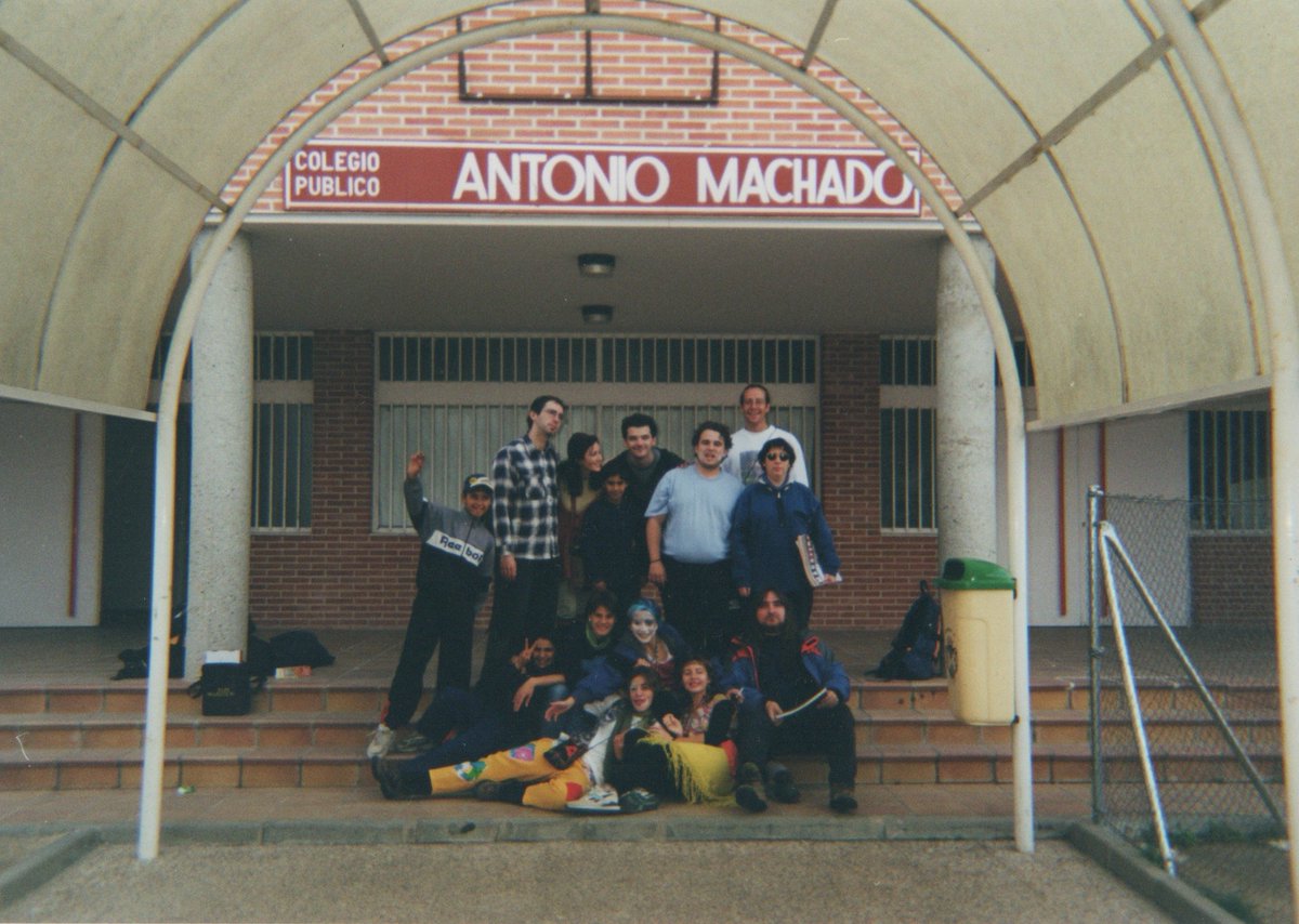 acfabula's tweet photo. Twitter, haz tu magia: ¿Quiénes se reconocen en esta foto de febrero de 2002? :) #gualabi #culturavillalba #antoniomachado #colladovillalba https://t.co/u7ebTXe8RF