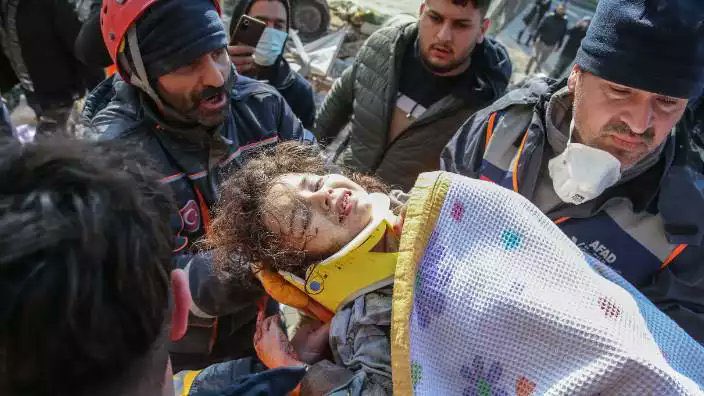 Hatay'da 7 yaşındaki İrem depremden 131 saat sonra enkazdan kurtarıldı