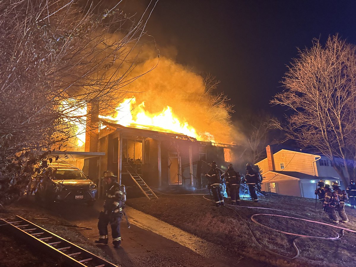 Kentland33's tweet photo. #Tower33 responded as the first due truck in Company 28’s first due on Box 2810 in Lanham.  While enroute, PSC advised of reports of people trapped. Crews went on scene with a 2 story split foyer with fire showing. Two priority 4 patients were located in the house. https://t.co/6VKG7qs55z