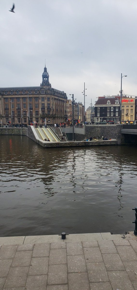 CrisHuidobro's tweet photo. Esta semana estuve en Rotterdam y Ámsterdam. Y fui a conocer esta maravilla 👇 . Un estacionamientos para bicicletas frente a la estación de trenes de Ámsterdam que esta construido bajo el agua, demoró 4 años y costó US$65 millones. 🧵de fotos y videos para el/la que le interese. https://t.co/wrbf3yL1Hl