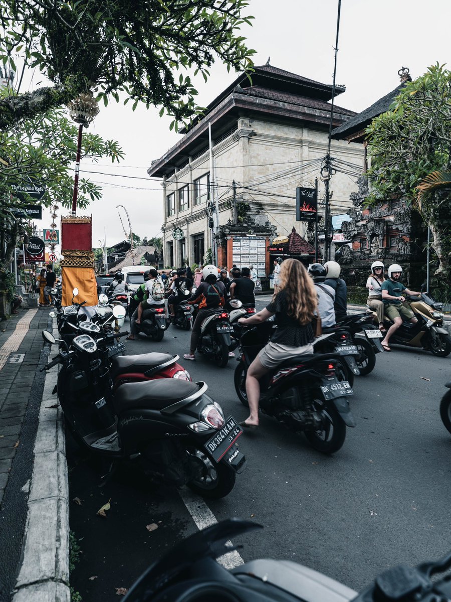 FilmTeru's tweet photo. 東南アジアのバイクだらけの感じと排気ガスの臭さがええやん��🇮🇩💨 https://t.co/2GtWWluYiQ