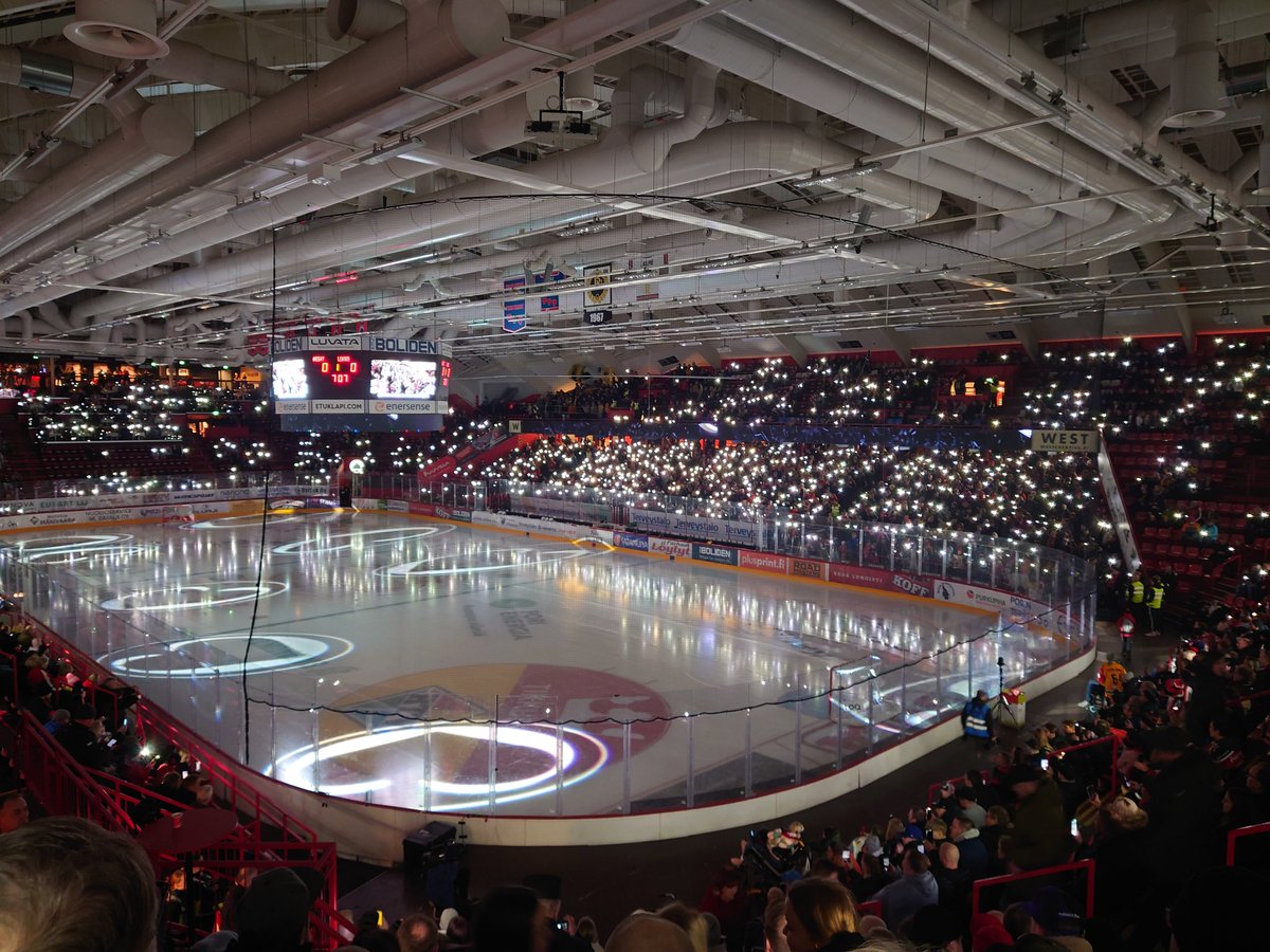 10.2. täysi West-areena, musiikkina Isomäen legenda ja sekä <a href="/PorinAssat/">Porin Ässät</a> ja <a href="/TeamRaumanLukko/">Rauman Lukko</a> fanit kunnioittavat Arto "Kunu" Heiskasen muistoa. 😔