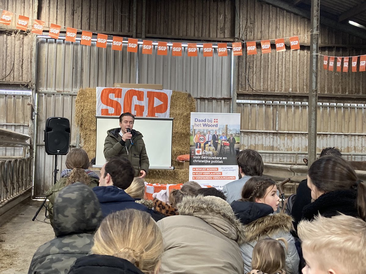 SchoorHenk's tweet photo. Samen met gemeenteraadslid @harmenhardeman uit #renswoude aanwezig op verkiezingscampagne @sgputrecht in Rhenen. Onderwerp #mobiliteit. Vanuit Provinciale Staten Utrecht @BertrickvdD en Tweede Kamerlid @chris_stoffer. #rijnbrug #N224 #renswoude #N233 #bereikbaarheidFV https://t.co/zc1QCHESNu