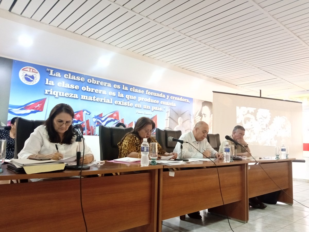 DrRobertoMOjeda's tweet photo. Sesiona ahora Pleno del Comité Nacional de @FMC_Cuba, el tema principal estará centrado en la problemática del embarazo en la adolescencia en #Cuba. #CubaPorLaVida https://t.co/JLTPj6tbf1