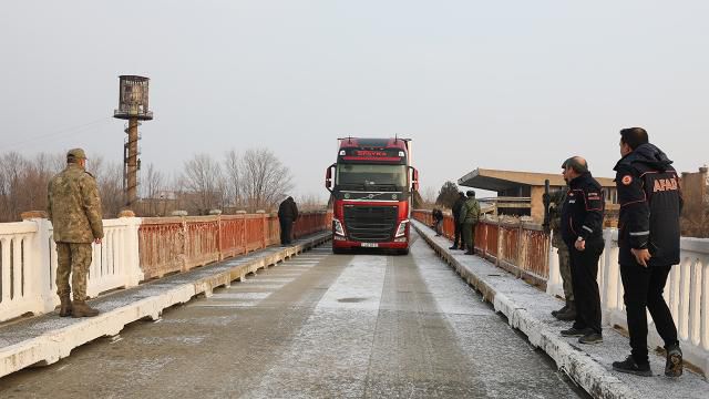 1993'ten bu yana kapalı olan Türkiye-Ermenistan sınır kapısı, deprem bölgelerine yardım tırlarının gitmesi için açıldı.