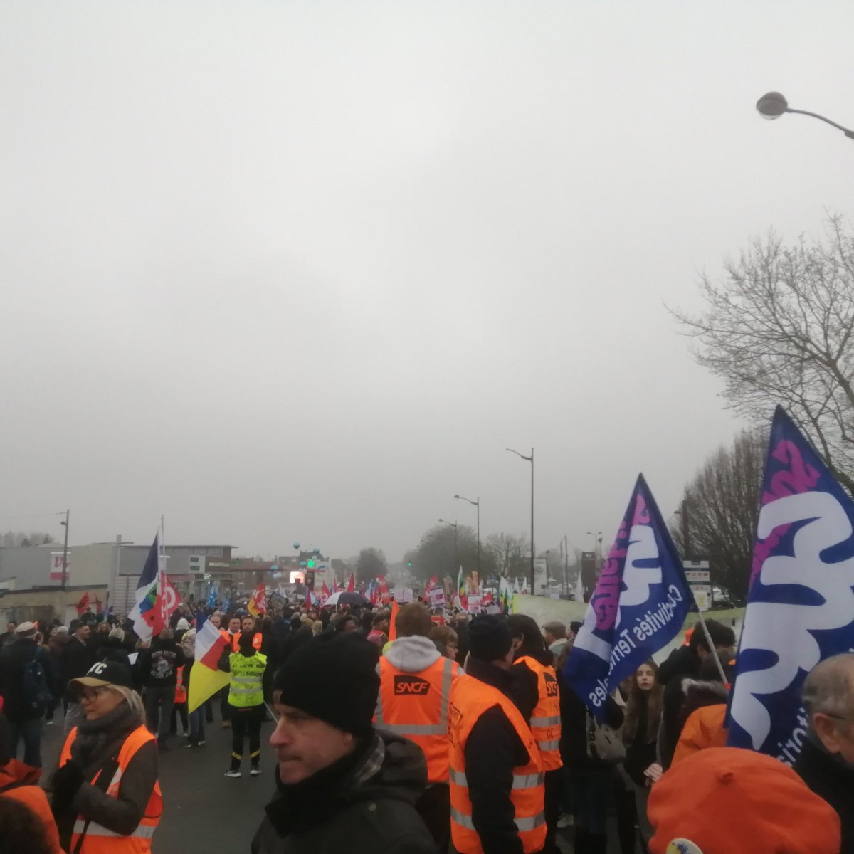 En direct de Saint Quentin cet après-midi pour la début de la manifestation contre la réforme des retraites. #NonALaReformeDesRetraites #Mobilisezvous #Indignezvous.