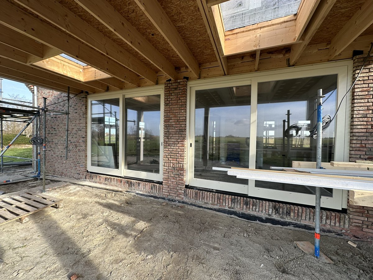 JacobDijko's tweet photo. Deze prachtige notariswoning in de Veenhoop wordt bijna opgeleverd.
Hiervoor hebben wij de houten kozijnen mogen leveren.
Kozijnen zijn op verzoek van de klant uitgevoerd met zwart raam- en deurbeslag. #dijko #hout100procent  #zwartbeslag #bouwbedrijf #bouwen #kozijnen #schuifpui https://t.co/jmmZtFtX4u