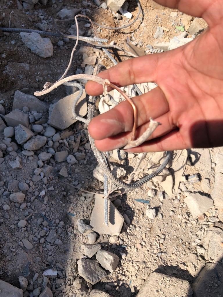 Cumhuriyet savcıları depremde yıkılan binalardan delil topluyor.