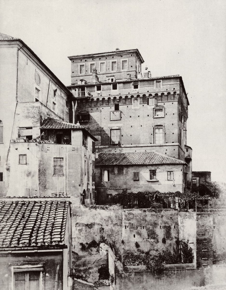 EdoardoFanfani's tweet photo. One of the most tragic losses of the great demolitions in Rome (1870-1940) was probably that of the Tower of Paul III atop the Capitoline Hill, built by the Farnese pope and connecting Aracœli and Palazzo Venezia via a sky-bridge. It gave the piazza an amazing Medieval look. https://t.co/Q31SsYoH5T