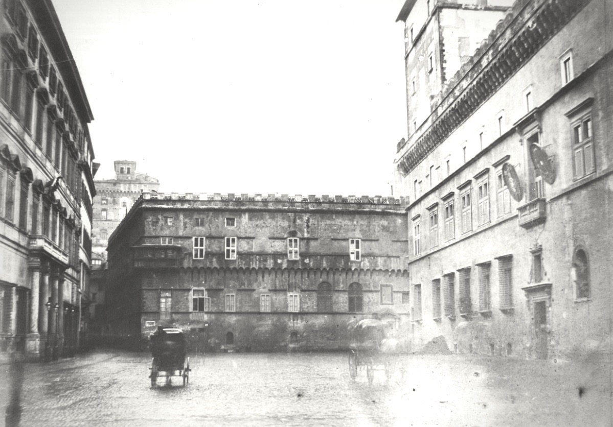 EdoardoFanfani's tweet photo. One of the most tragic losses of the great demolitions in Rome (1870-1940) was probably that of the Tower of Paul III atop the Capitoline Hill, built by the Farnese pope and connecting Aracœli and Palazzo Venezia via a sky-bridge. It gave the piazza an amazing Medieval look. https://t.co/Q31SsYoH5T