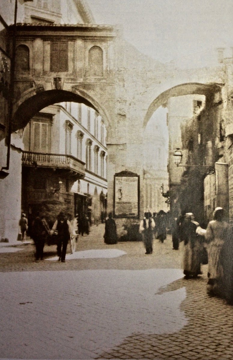 EdoardoFanfani's tweet photo. One of the most tragic losses of the great demolitions in Rome (1870-1940) was probably that of the Tower of Paul III atop the Capitoline Hill, built by the Farnese pope and connecting Aracœli and Palazzo Venezia via a sky-bridge. It gave the piazza an amazing Medieval look. https://t.co/Q31SsYoH5T