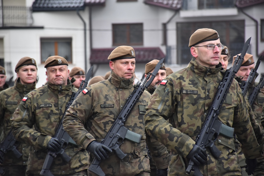 Ja, żołnierz Wojska Polskiego, przysięgam… – te słowa dziś w samo południe wypowiedziało na Rynku w Proszowicach 57 żołnierzy 11 Małopolskiej Brygady OT im. gen. bryg. Leopolda Okulickiego, ps. „Niedźwiadek”. Wydarzenie było połączone z piknikiem wojskowym. @proszowicezbliska