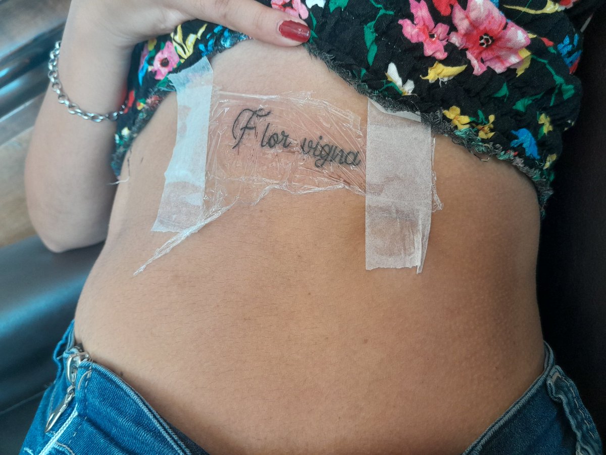debilityvigna's tweet image. Si a los 15 mi mamá me daba permiso de tatuarme algo saben que me iba a hacer no? Hoy con 20 me lo hice y cumplió mi locura adolescente 🥰