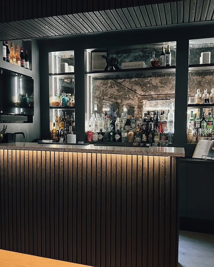 charlesandivy's tweet photo. Imagine this being your Saturday night view? Home bars LITERALLY don't get much better than this! What are you choosing? 🥂🍸️🍻🍷
#homebar #homebardesign #homebars #joinerydesign #joinerywork #bespokejoinery #interiordesign https://t.co/ediVFcs3pd