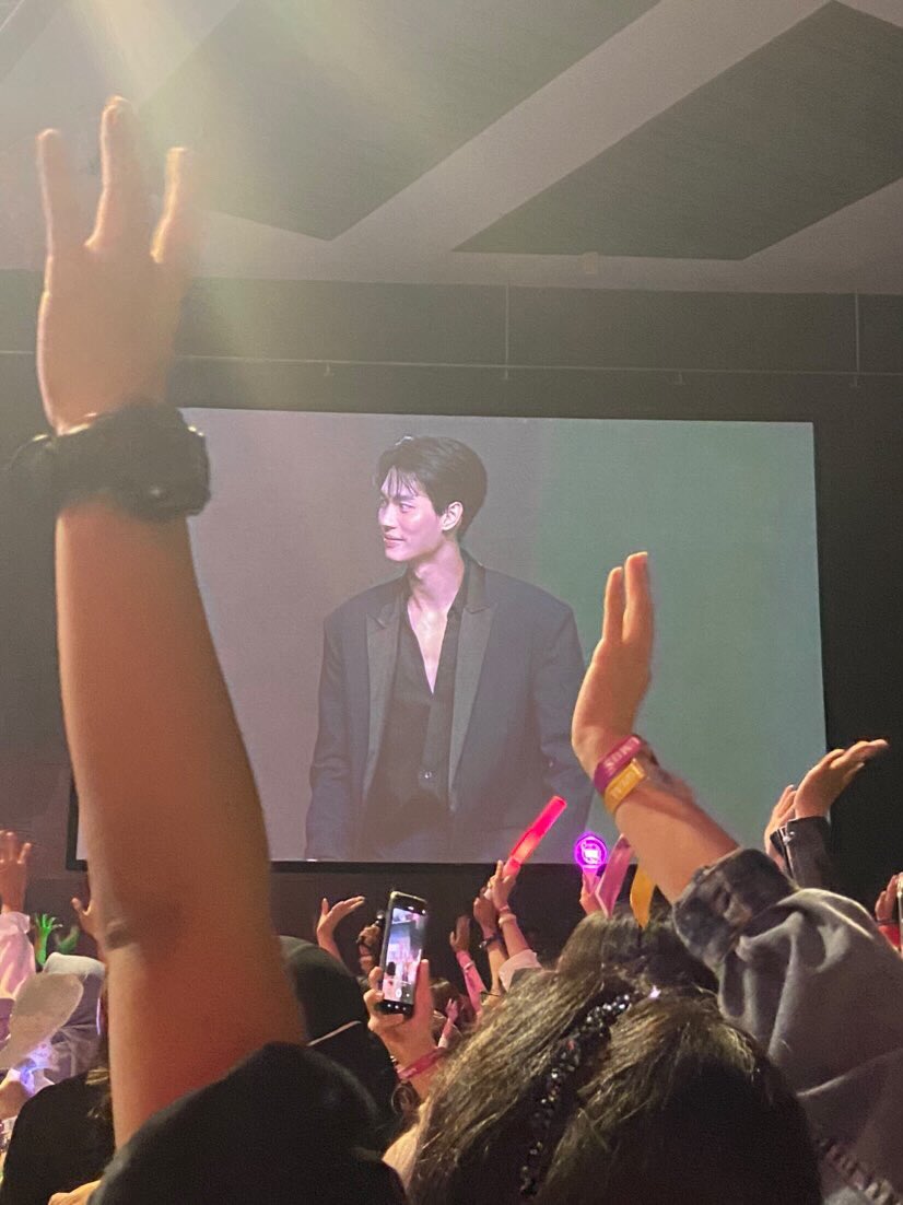 delladelva's tweet photo. So my sister went to Win’s fan meeting today 🌝 #Win1stFMJKT #winmetawinn https://t.co/b6zkhDAwqZ