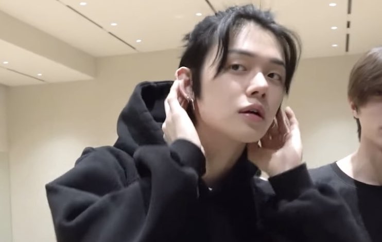 ROCKSTARYJ's tweet photo. hide all scissors away from yeonjun https://t.co/tP8qUQJhES